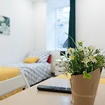 Fullfilling 3Br Shared Apartment With Pleasing Patio